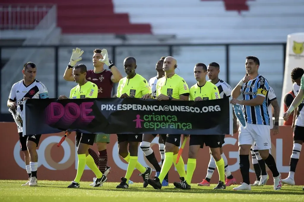 Río de Janeiro fue testigo de un tremendo momento: Gary Medel, capitán de Vasco, sale a la cancha junto a Luis Suárez, capitán de Gremio. | Foto: Getty