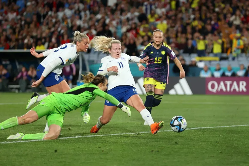 La jugada que marcó el partido con el error de la portera colombiana para el empate de Inglatera. (Photo by Lars Baron/Getty Images)