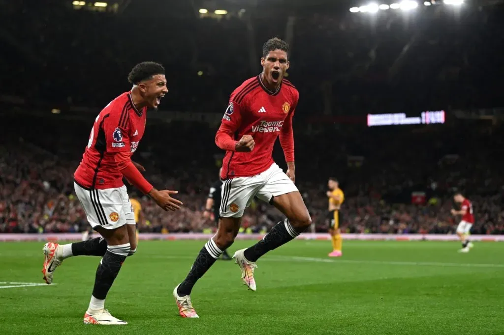 Raphael Varane celebrando el gol del triunfo de Manchester United al Wolverhampton (Getty Images)