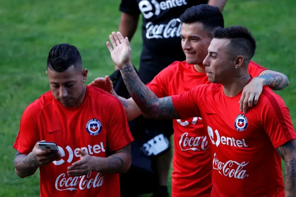 Charles Aránguiz y Eduardo Vargas con Leonardo Valencia en La Roja (Photosport)