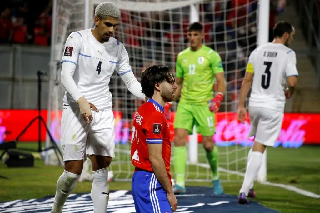 Ronald Araújo y Diego Godín enfrentando a Chile (Photosport)