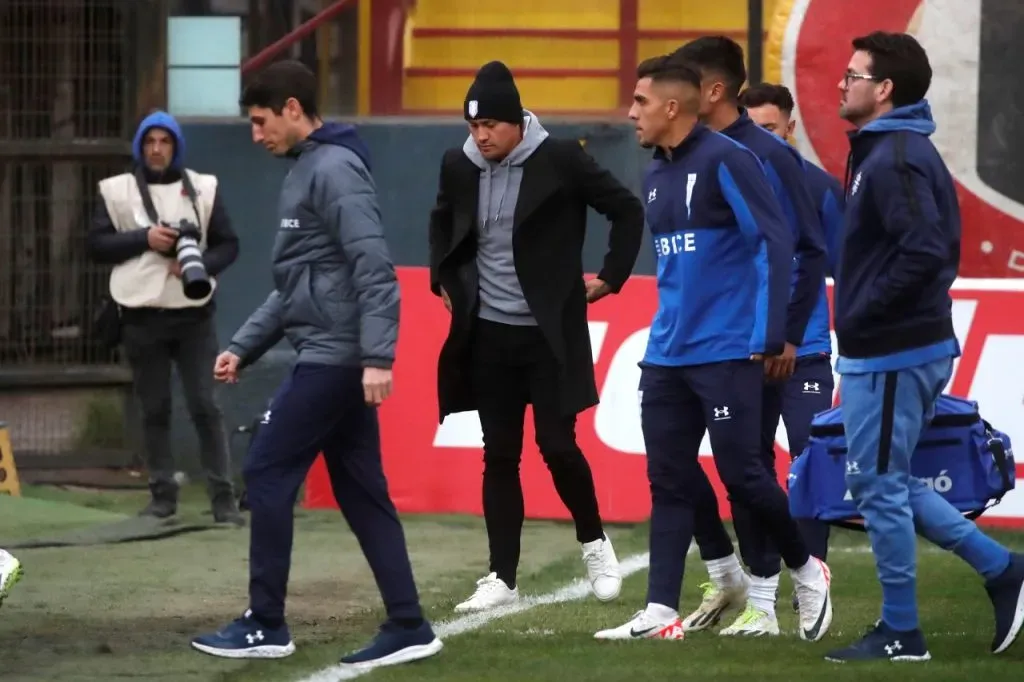 Nicolás Castillo junto al plantel de la UC en Copa Chile (Photosport)