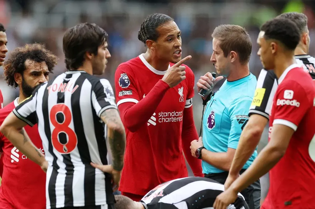 Virgil Van Dijk no se fue para nada contento de la cancha | Foto: Getty Images