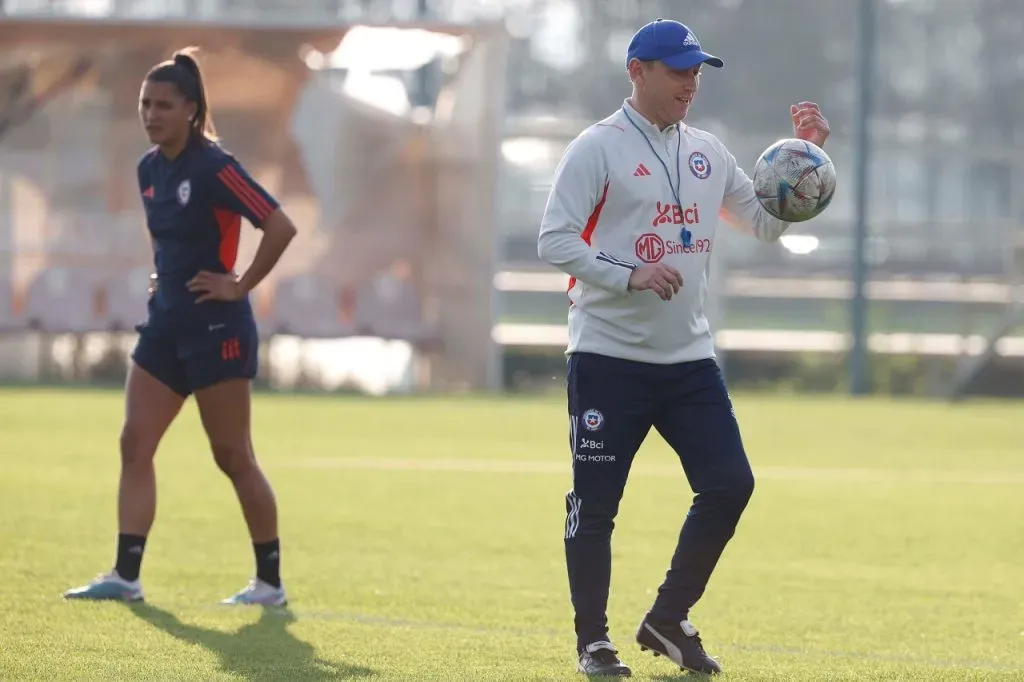 Luis Mena en trabajos con La Roja Femenina (Carlos Parra/ANFP)