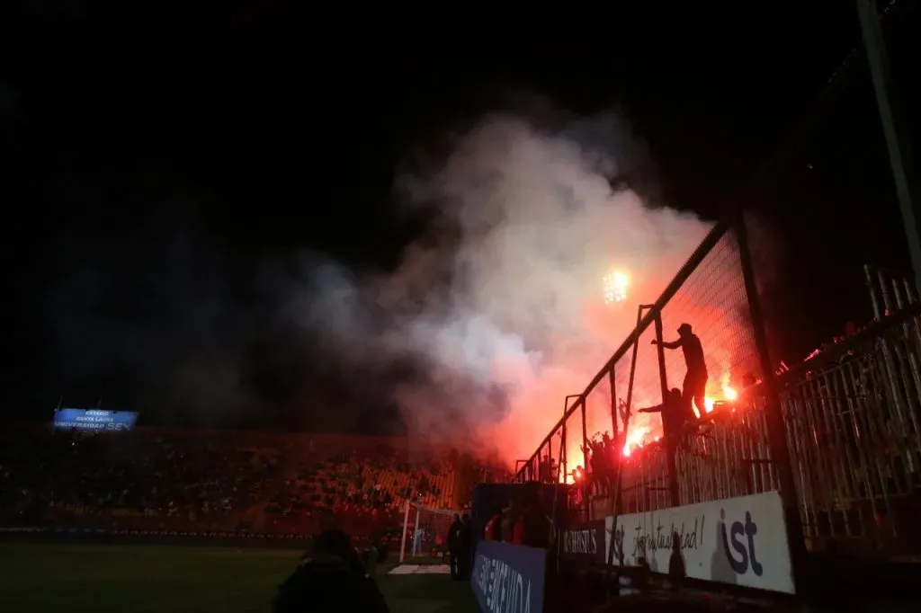 Parte de los incidentes provocados por hinchas de la UC en Santa Laura (Photosport)