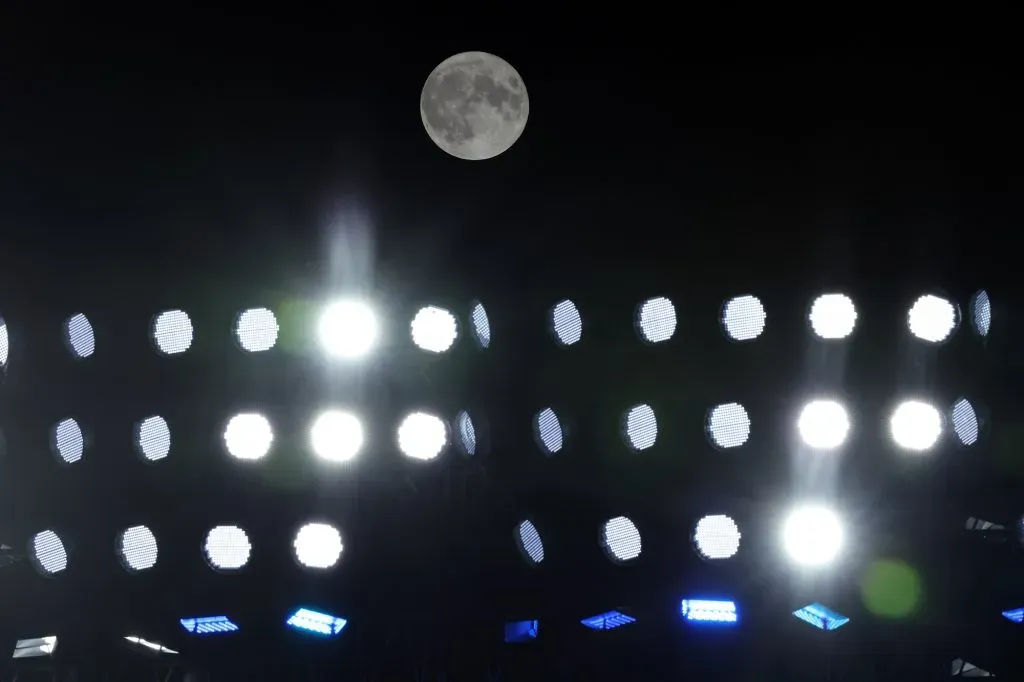 Los Ángeles, California – 30 de agosto: Una Super Luna Azul se ve por encima de las luces del Ángeles en el Dodger Stadium. | Foto: Getty Images