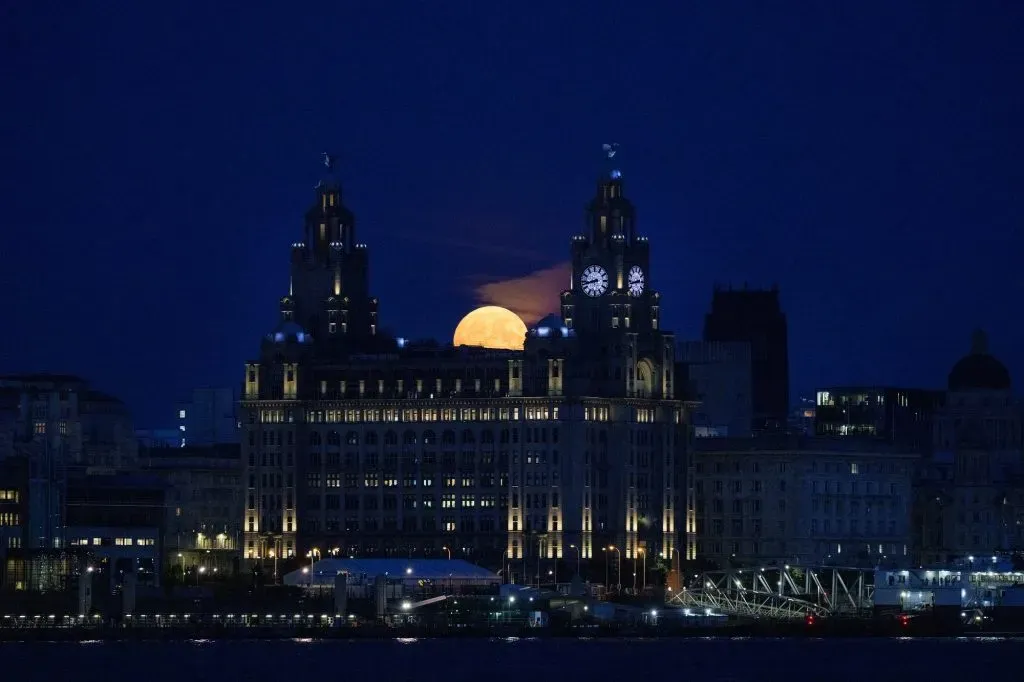 Liverpool, Reino Unido – 30 de agosto: Una Super Luna Azul se eleva detrás del Royal Liver Building y las estatuas del Liver Bird. | Foto: Getty Images