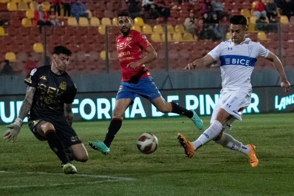 Alexander Aravena en empate de la UC con Unión Española (Photosport)