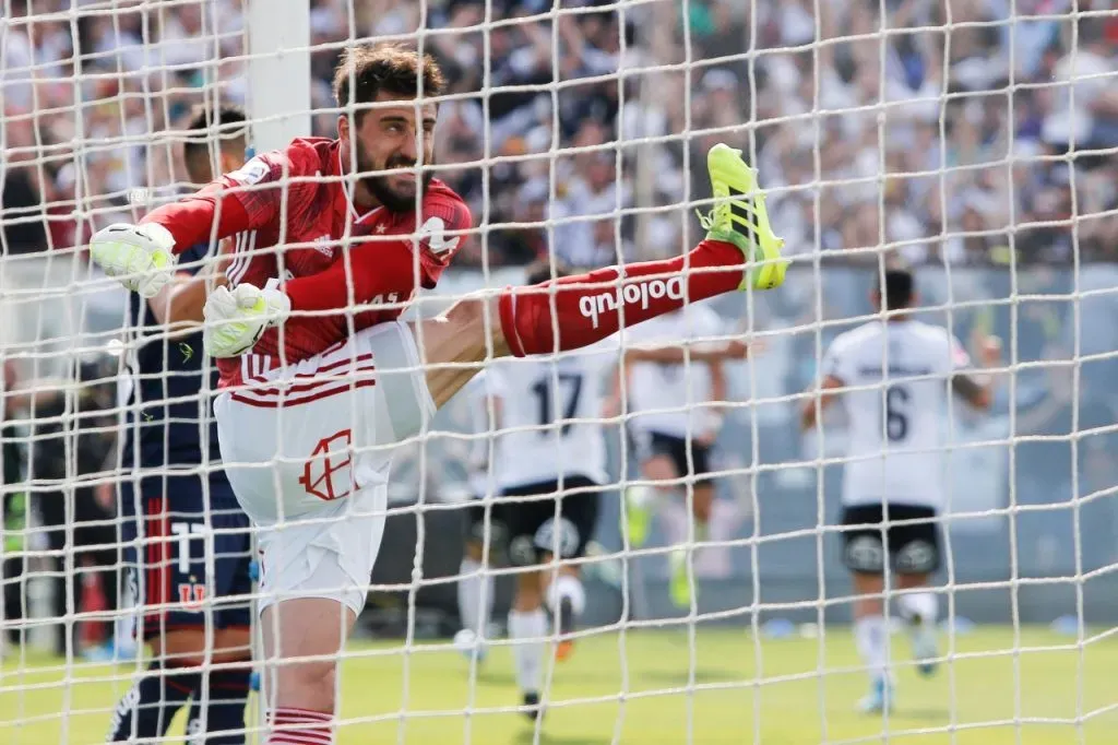 Fernando De Paul recibiendo gol con la U ante Colo Colo (Photosport)