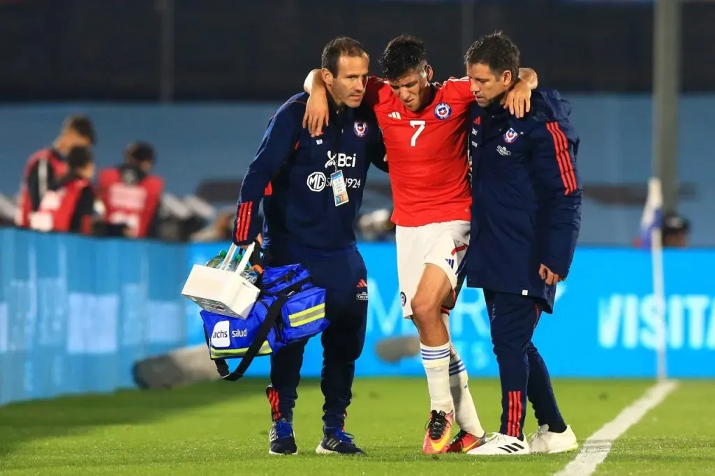 Marcelino Núñez saliendo por lesión en La Roja ante Uruguay (Photosport)