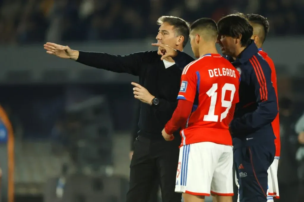 Eduardo Berizzo dando instrucciones en caída de Chile ante Uruguay (Photosport)