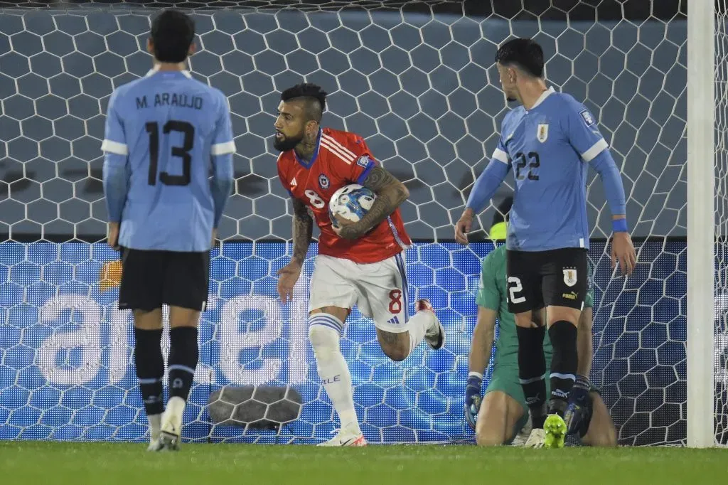 Arturo Vidal marca el descuento de la Roja en Uruguay. Foto: Dante Fernandez/Photosport