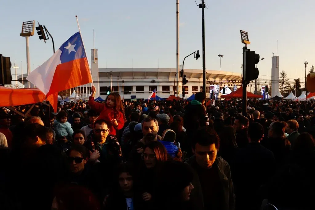 Santiago, 11 de septiembre de 2023.
Miles de personas se reunen en el frontis del estadio nacional para conmemorar el aniversario 50 del golpe militar.
Andres Pina/Aton Chile
