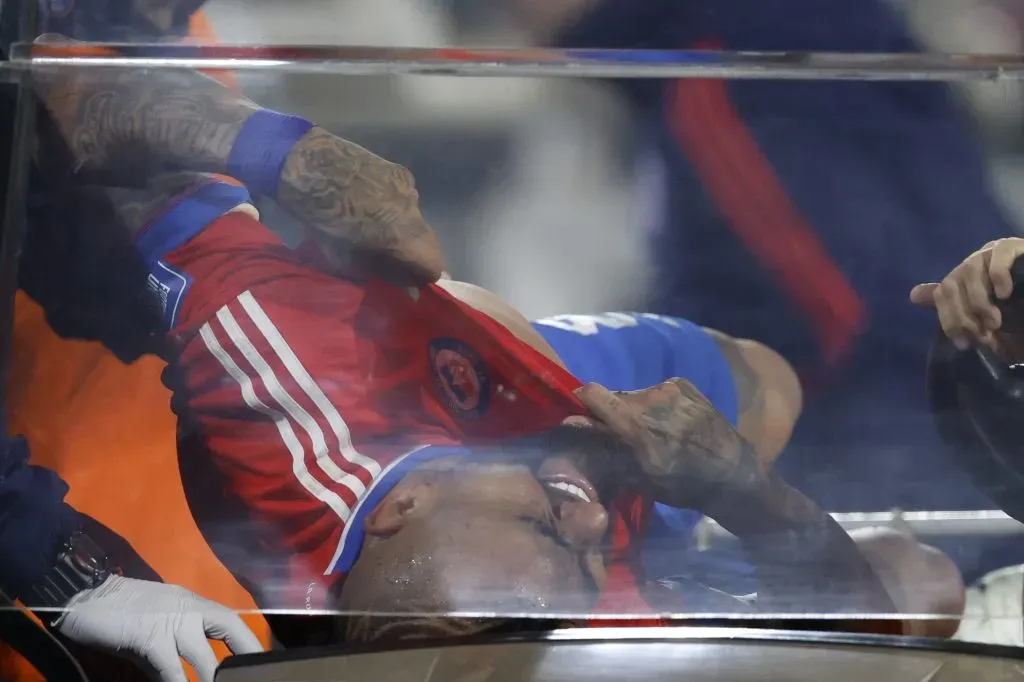 Otra imagen del dolor que mostró Arturo Vidal tras esa lesión de menisco externo en la rodilla derecha. (Andrés Piña/Photosport).