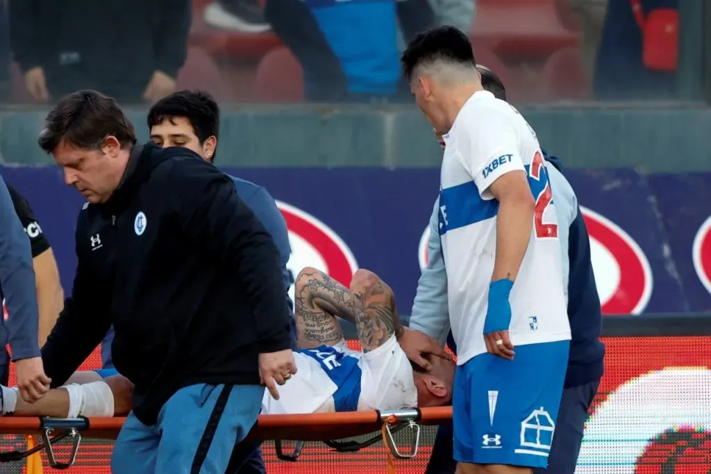 El momento en que Eugenio Mena sale de la cancha tras fractura (Photosport)