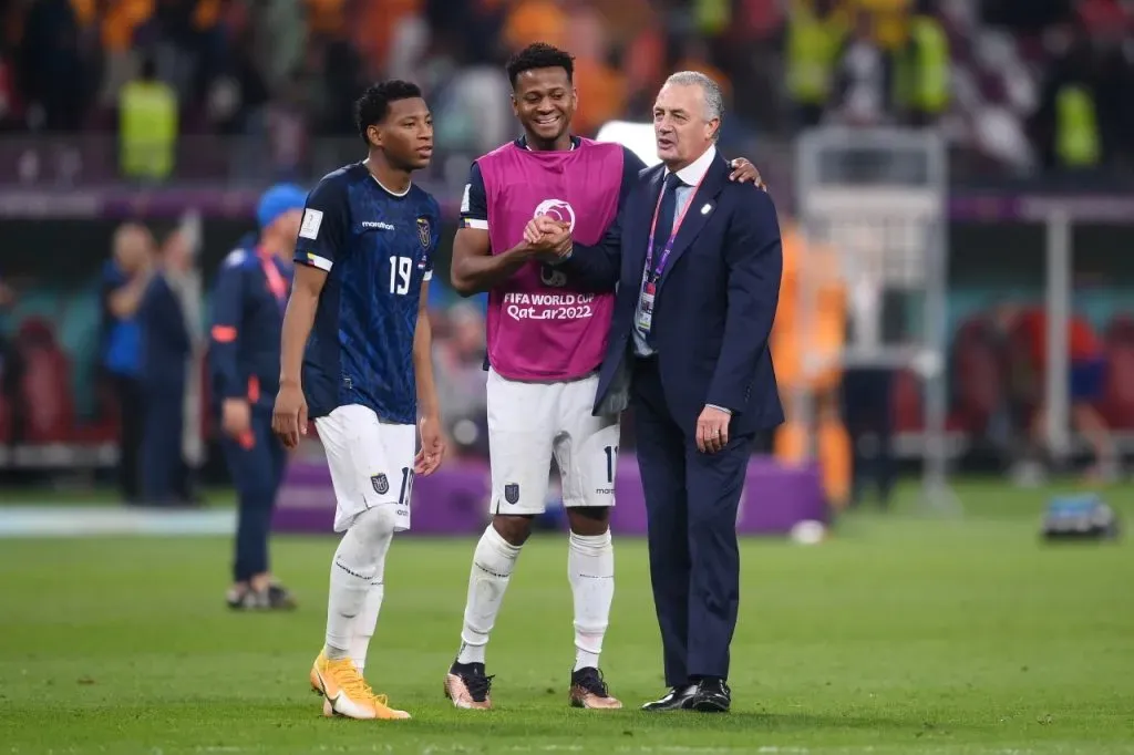 Gustavo Alfaro dirigiendo a Ecuador en Qatar 2022 (Getty Images)