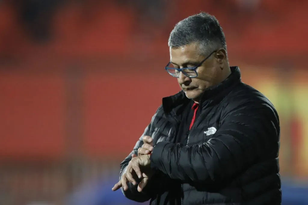 Ronald Fuentes sabe que debe mover las piezas para enderezar el rumbo de Unión Española. (Dragomir Yankovic/Photosport).