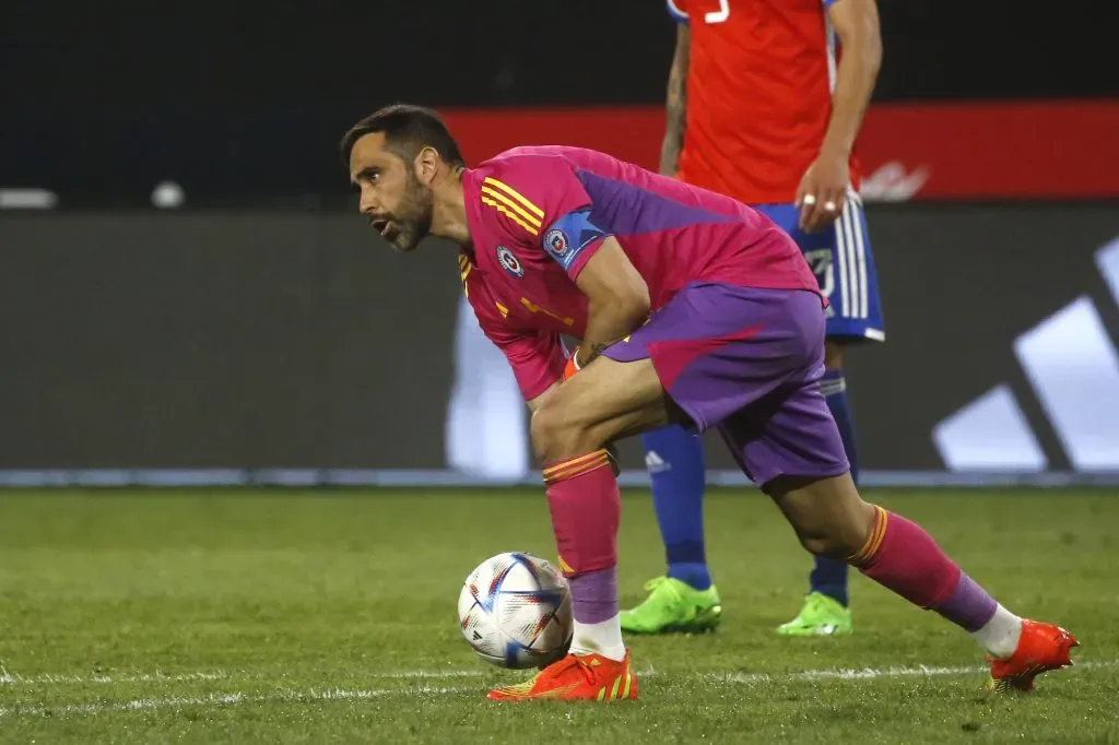 Caamaño sostiene que Berizzo le está tocando la oreja a Claudio Bravo.