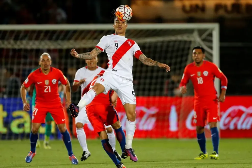 Paolo Guerrero ha jugado cinco veces en dos décadas con Perú en Chile (Photosport)