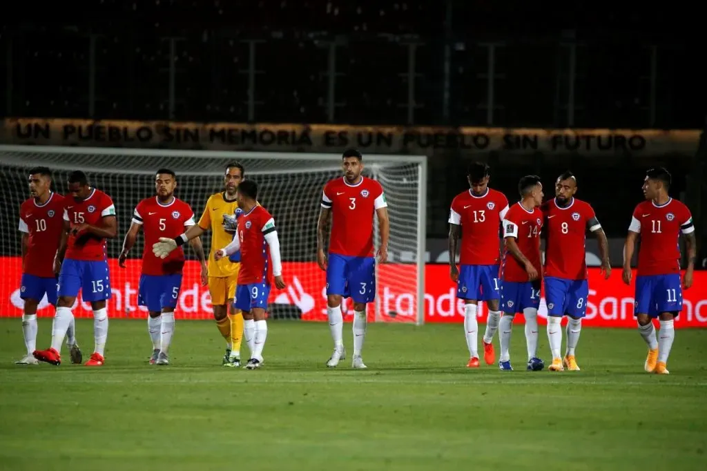 Parte de la alineación de Chile en el último duelo ante Perú como local (Photosport)