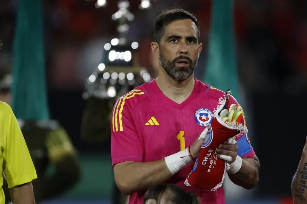 El último partido que jugó Claudio Bravo por la selección chilena fue la victoria por 3-2 ante Paraguay en el Monumental. Fue un amistoso jugado en marzo de 2023. (Andrés Piña/Photosport).