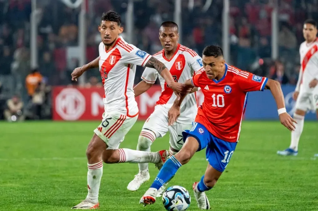 Alexis Sánchez peleando contra la defensa de Perú (Guille Salazar)