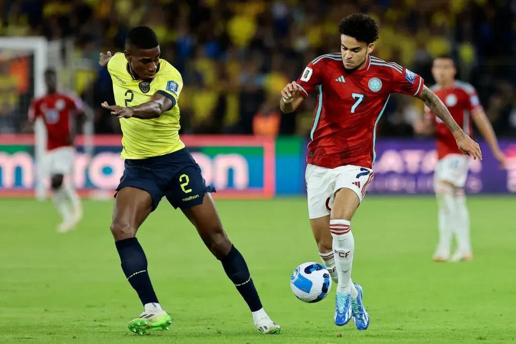 Luis Díaz enfrenta a Félix Torres en el Ecuador vs. Colombia (Getty Images)