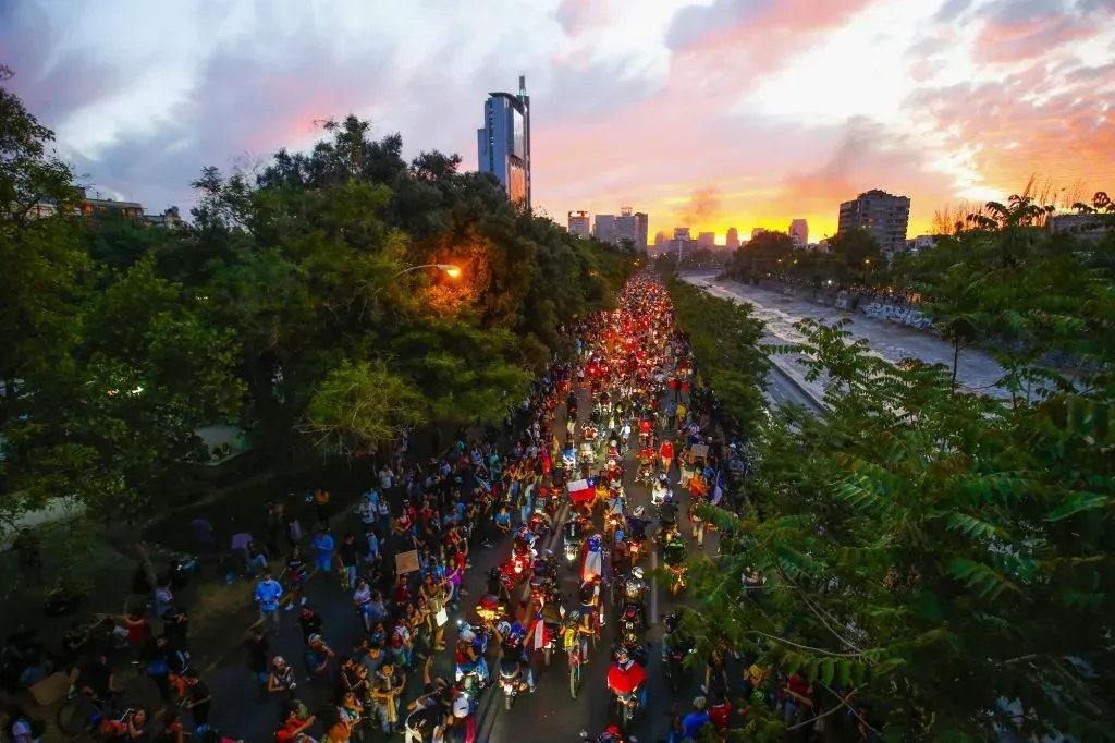 Santiago, 25 de octubre de 2019 | Miles de manifestantes repletan la Plaza Italia en protesta contra el sistema al cumplirse una semana de movilizaciones sociales. En la fotografía caravana de motoqueros, llegan hasta Plaza Italia | Foto: Ramon Monroy/Aton Chile