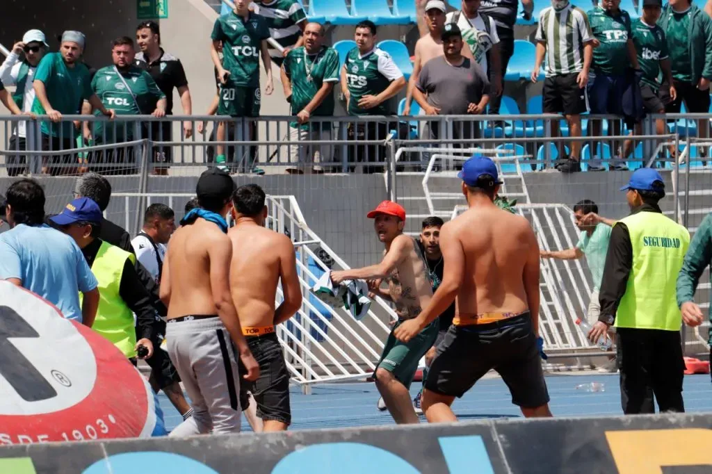 Hinchas de Wanderers provocando incidentes en Iquique (Photosport)