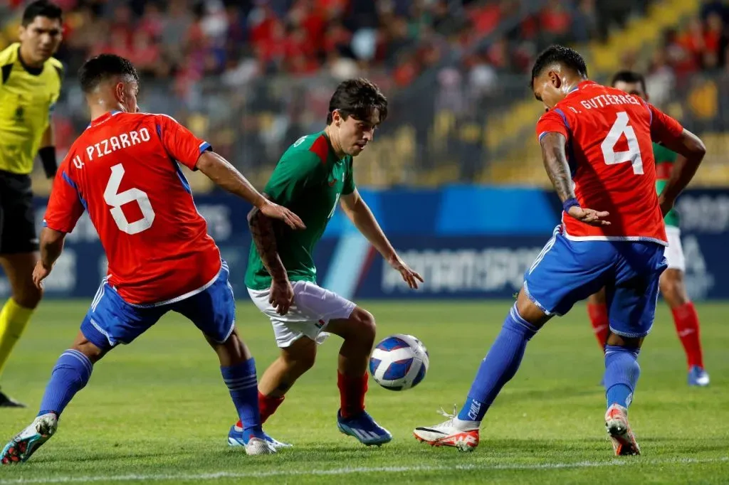 Vicente Pizarro titular en el debut de Chile en Santiago 2023 (Photosport)