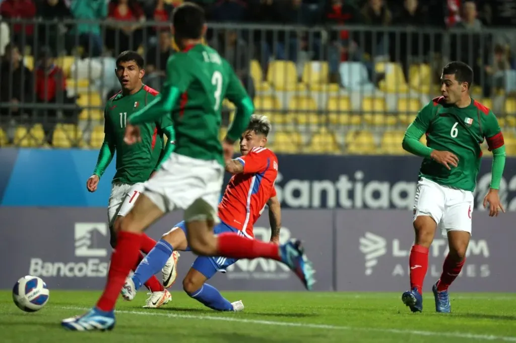 Maximiliano Guerrero anotando para Chile ante México en Santiago 2023 (Photosport)
