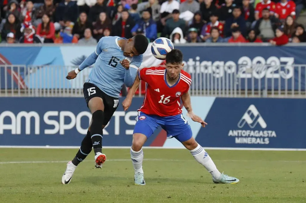 El momento en el que Loyola chocó con el jugador uruguayo. | Foto: Photosport