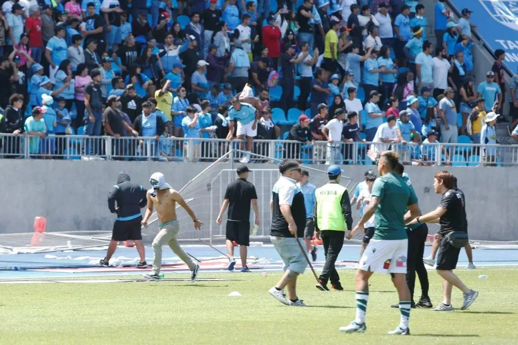 Parte de los incidentes entre hinchas de Iquique y Wanderers (Photosport)