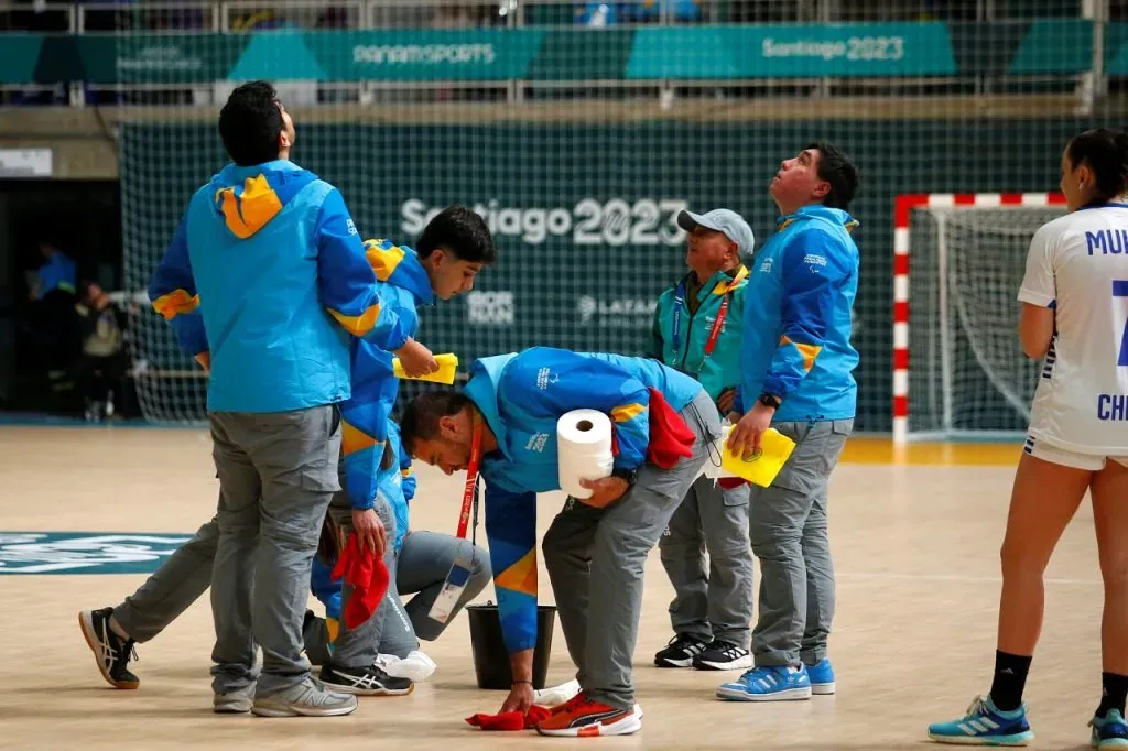 El trabajo de los voluntarios de Santiago 2023 para detener la gotera (Photosport)