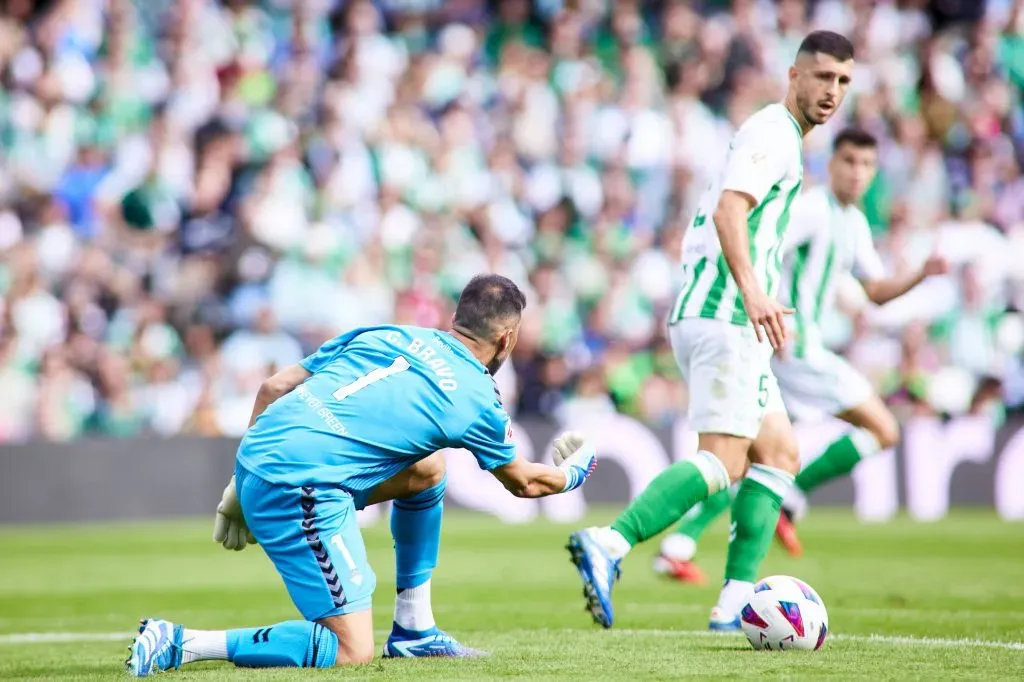 Claudio Bravo debió reaccionar en las pocas jugadas de peligro que tuvo el Osasuna. Foto: IMAGO.