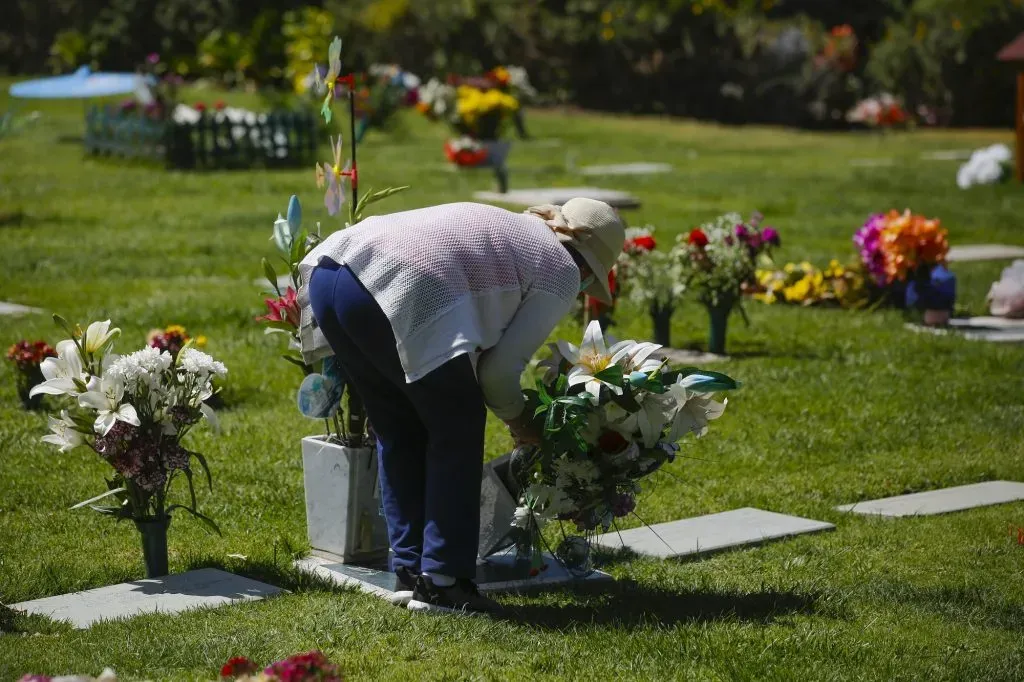 Las personas visitan los cementerios en el Día de Todos los Santos (2022) | Foto: Aton Chile