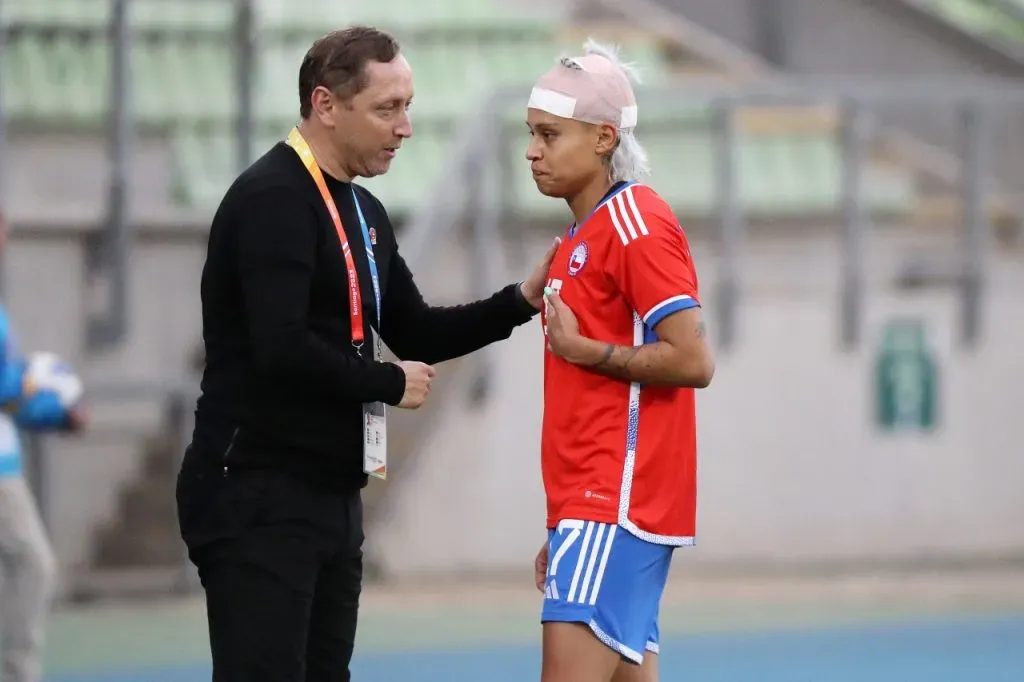 Luis Mena dirigiendo a La Roja Femenina en Santiago 2023 (Photosport)