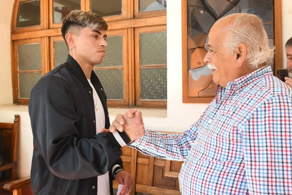 Maximiliano Guerrero se saluda con el alcalde de La Serena, Roberto Jacob. (Foto: Municipalidad de La Serena).