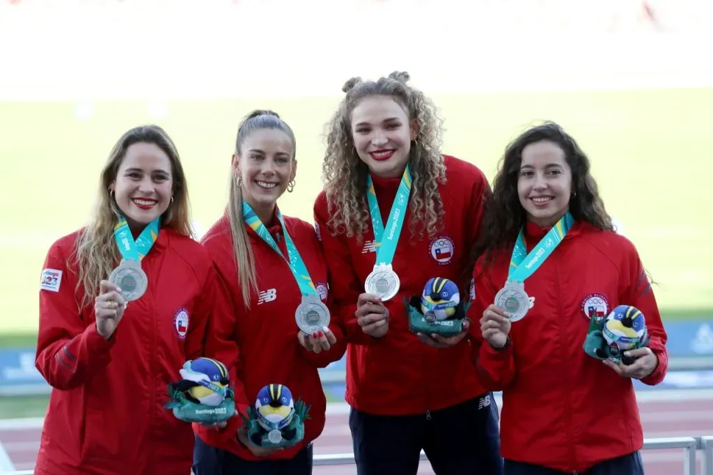 Ina Montt, Isidora Jiménez, Martina Weil y Anaís Fernández, medalla de plata en Santiago 2023 (Photosport)