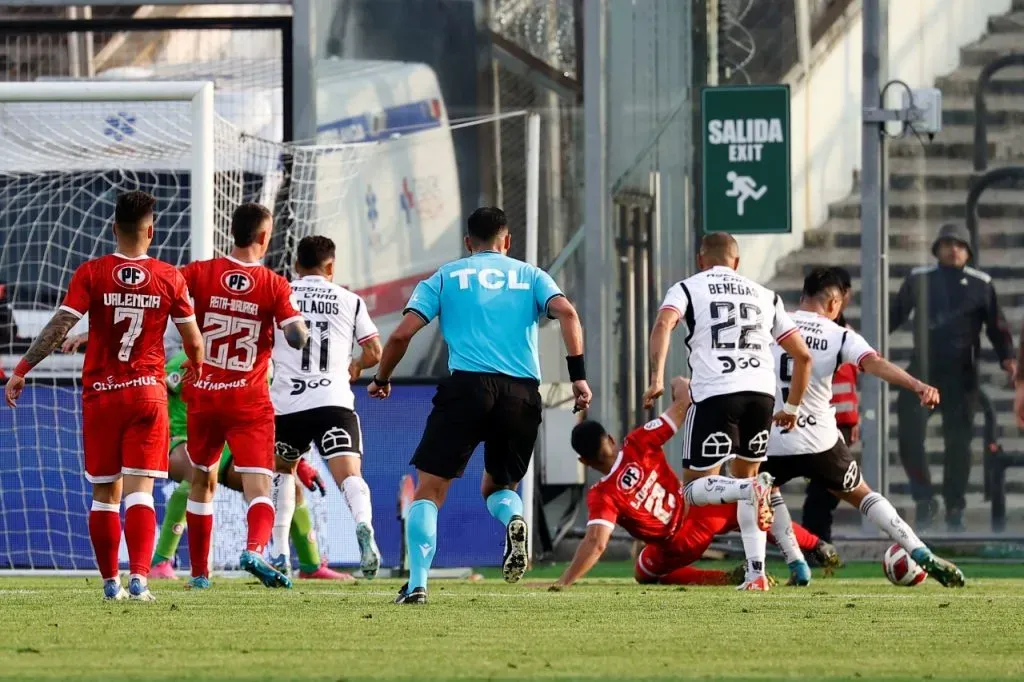 Damián Pizarro abrió la cuenta para Colo Colo ante Unión La Calera (Photosport)