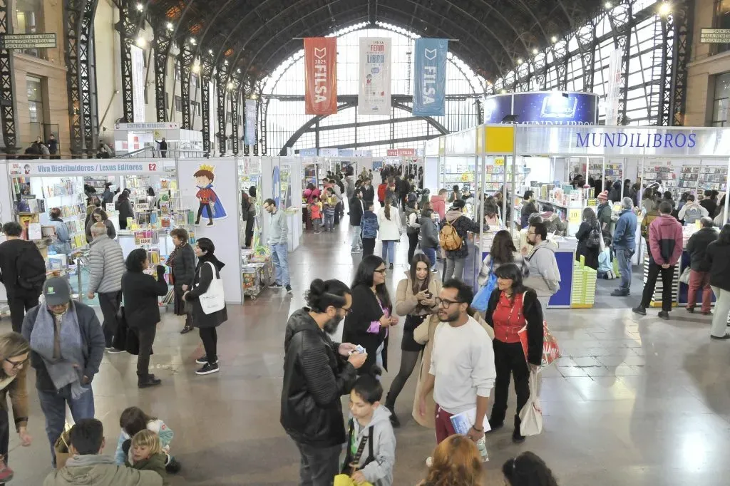 Publico visitando FILSA 2023 | Foto: Cámara Chilena del Libro