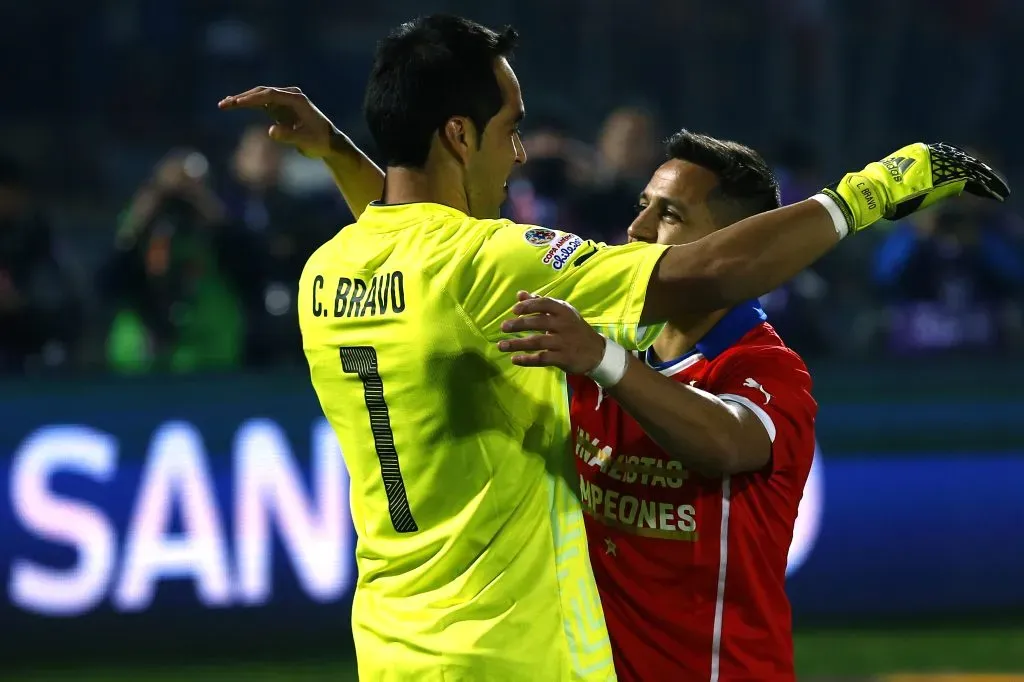 Claudio Bravo y Alexis Sánchez celebran la Copa América 2015. (Adrián Aylwin/Photosport).