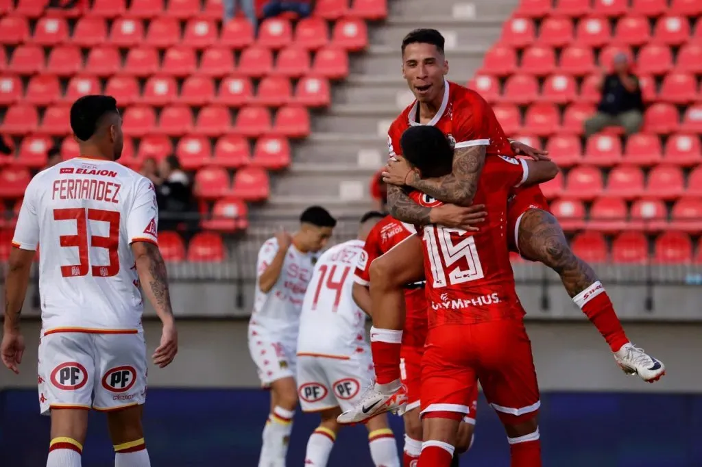 Agustín Rodríguez celebra el primer gol de La Calera ante Unión Española (Photosport)