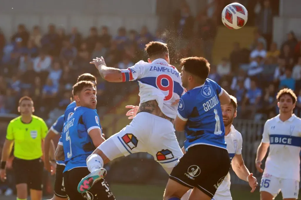 El cabezazo de Fernando Zampedri tras desprenderse de la marca de Benjamín Gazzolo. (Eduardo Fortes/Photosport).