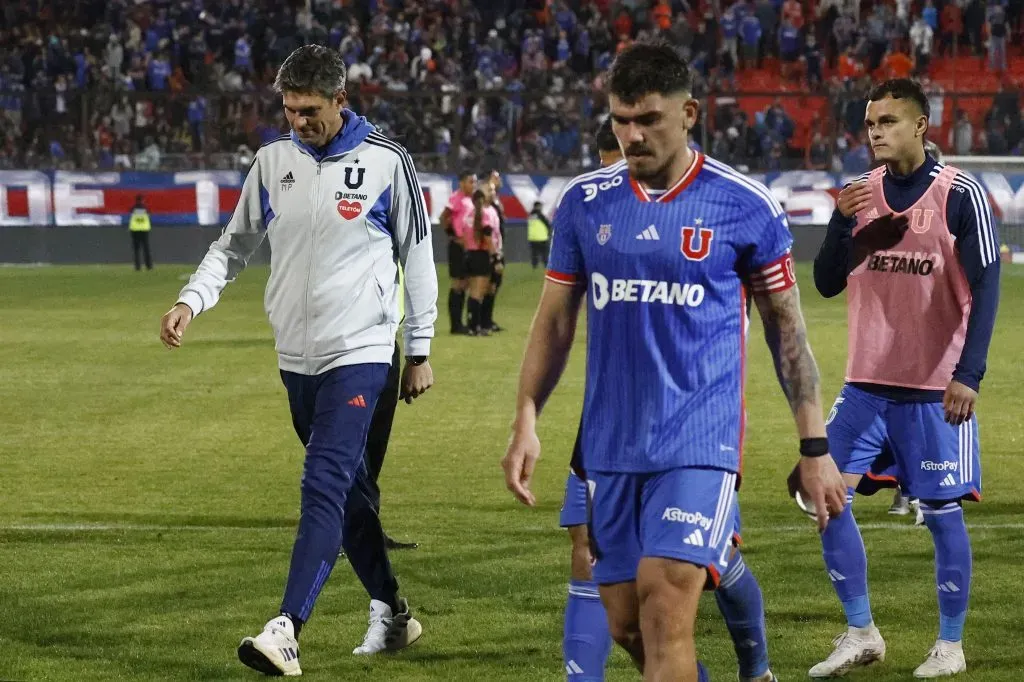 Mauricio Pellegrino y Luis Casanova, dos que terminan contrato en la U. de Chile en diciembre de 2023. (Dragomir Yankovic/Photosport).