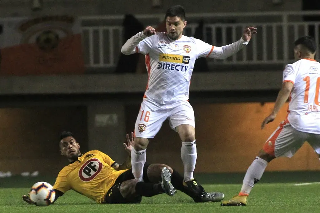 Milton Céliz trata de ganar un balón desde el piso en San Luis de Quillota durante la campaña 2019.  (Sebastian Cisternas/Photosport).