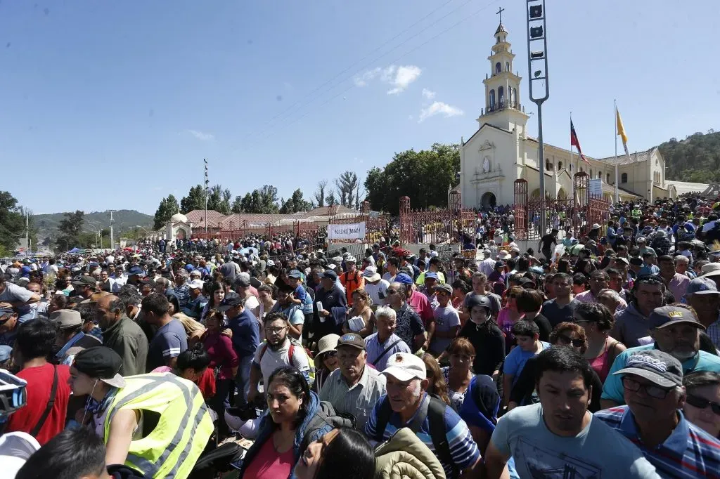 Peregrinos participan de la celebración religiosa de la Inmaculada concepción en el Santuario de Lo Vásquez (8 de diciembre de 2018) | Foto: Aton Chile