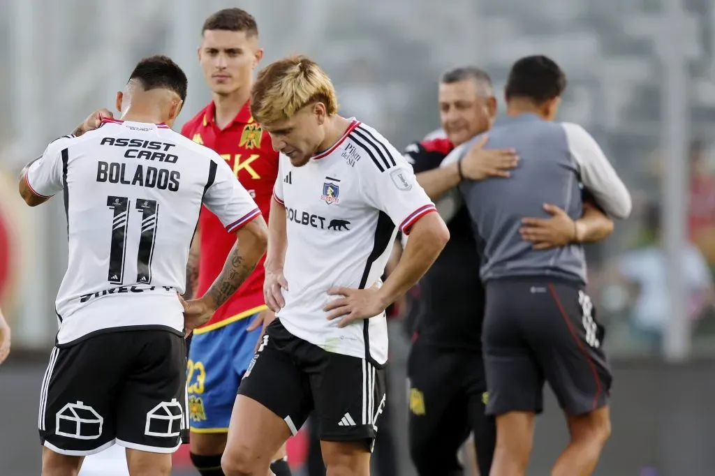 Pavez (al fondo) apoyó desde el túnel, pero no estaba autorizado | Photosport