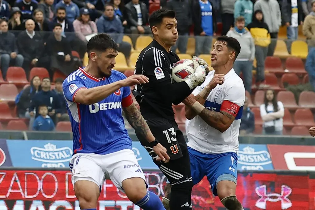 Toselli y Casanova, dos jugadores que terminan contrato en la Universidad de Chile a fines de 2023. (Dragomir Yankovic/Photosport).