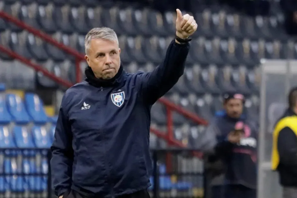 Gustavo Álvarez puede cambiar el buzo de Huachipato por el de la U en los próximos días. Foto: Photosport.